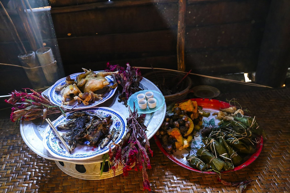 Đồ cúng của các gia đình trong bản mang đến nhà thầy cúng làm lễ. (Ảnh: Phan Tuấn Anh/TTXVN)