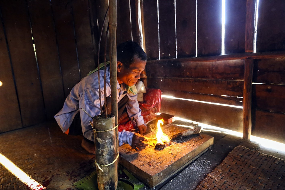 Một nghi thức trong lễ cúng tết Mền Lóong Phạt Ái. (Ảnh: Phan Tuấn Anh/TTXVN)