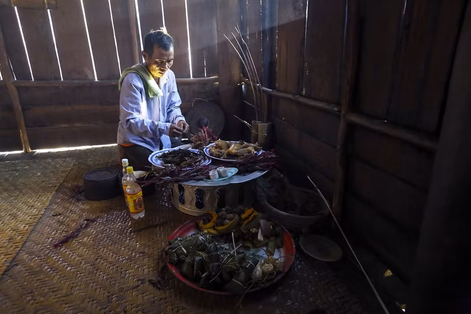 Thầy cúng làm lễ cho cả bản, mong một năm mưa thuận gió hòa. (Ảnh: Phan Tuấn Anh/TTXVN)
