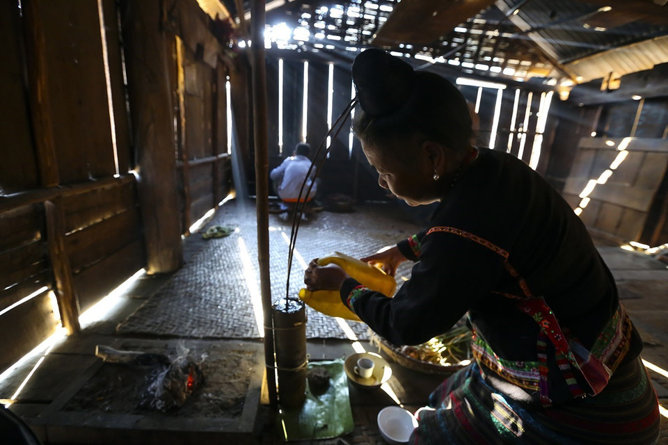 Người dân chuẩn bị lễ cúng. (Ảnh: Phan Tuấn Anh/TTXVN)