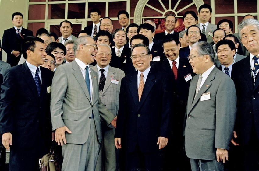 Thủ tướng Phan Văn Khải với Đoàn xúc tiến hợp tác đầu tư thương mại quốc tế Nhật Bản (JETRO) do ngài Osamu Watanabe, Chủ tịch kiêm Giám đốc điều hành làm trưởng đoàn, ngày 4/8/2003, tại Hà Nội. (Ảnh: Thế Thuần/TTXVN)