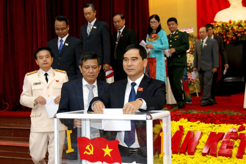 Đại biểu bỏ phiếu bầu Ban Chấp hành Đảng bộ tỉnh khóa XIV, nhiệm kỳ 2020-2025. (Ảnh: Nguyễn Thanh/TTXVN)