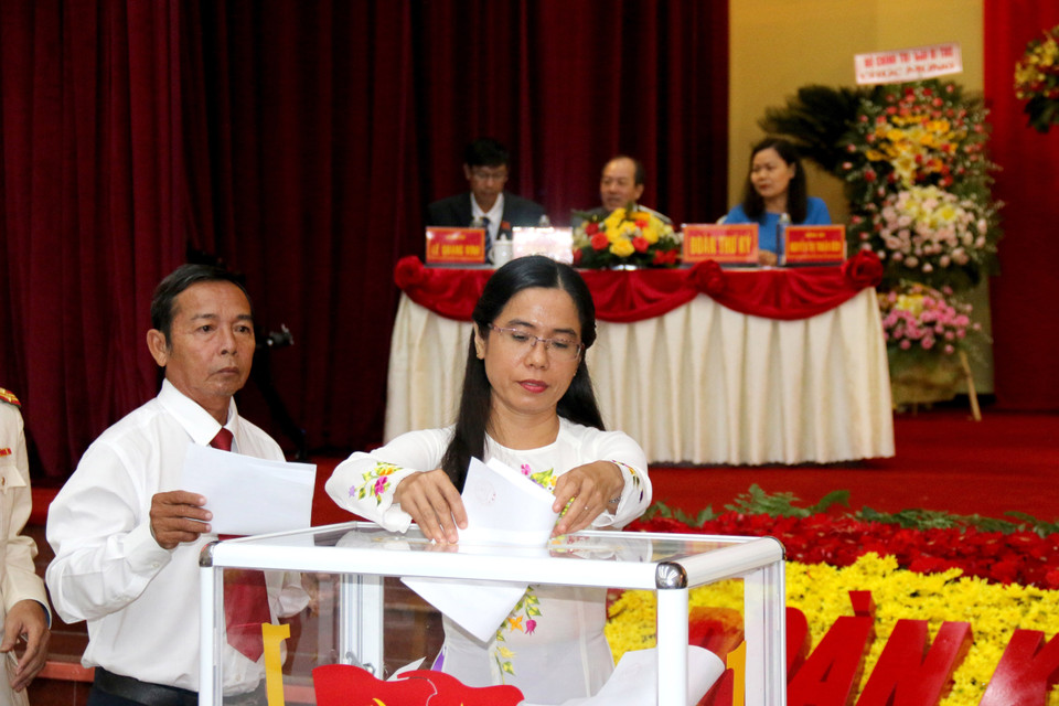 Đại biểu bỏ phiếu bầu Ban Chấp hành Đảng bộ tỉnh khóa XIV, nhiệm kỳ 2020-2025. (Ảnh: Nguyễn Thanh/TTXVN)