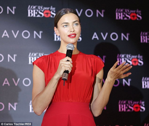 Irina Shayk vẫn rất tự nhiên, thoải mái dù mới chia tay Ronaldo.