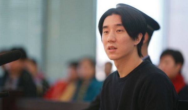 Jaycee Chan thì bị "tạm giam hình sự" cho tội bổ sung và nghiêm trọng hơn là "cung cấp nơi trú ẩn cho những người khác sử dụng trái phép ma túy." (Nguồn: CCTVNews)