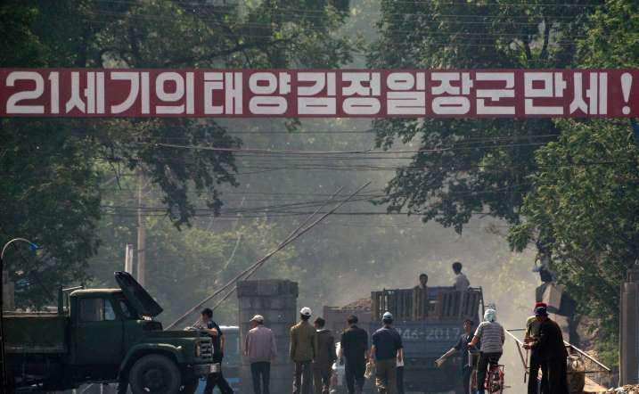  Thông điệp 1800 feet: Năm 2012, một thông điệp dài 1800 feet có nội dung ca ngợi ông Kim Jong-un đã được khắc vào một sườn đồi ở Triều Tiên. Thông điệp gồm 15 chữ này viết: “Đại tướng, Mặt trời rực sáng, muôn năm!”. Trong ảnh là khẩu hiệu “Đại tướng Kim Jong-un, Mặt Trời của thế kỷ 21 muôn năm” treo bên bờ sông Yalu ở Sinuiju, Triều Tiên.