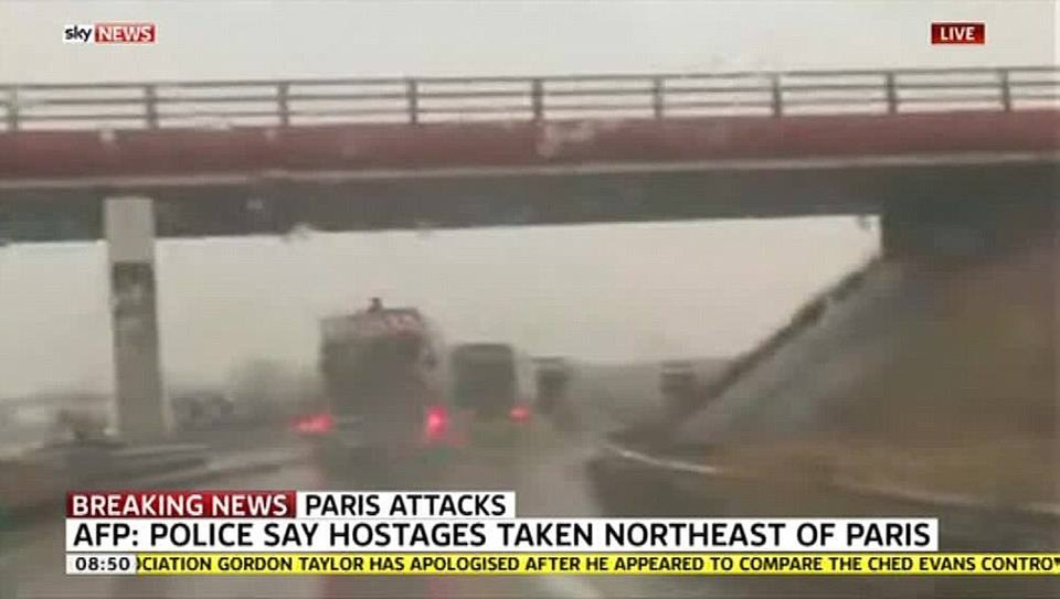 Hình ảnh truyền trực tiếp trên truyền hình Pháp về cuộc truy đuổi hai kẻ tình nghi