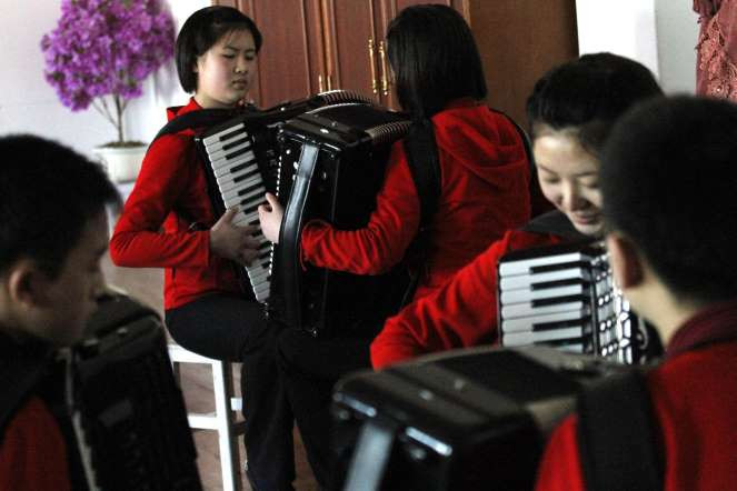 Giáo viên chỉ được công nhận nếu biết chơi đàn accordion: Trong thập niên 90, giáo viên ở Triều Tiên chỉ được cấp chứng chỉ giảng dạy nếu họ vượt qua bài kiểm tra chơi đàn accordion.