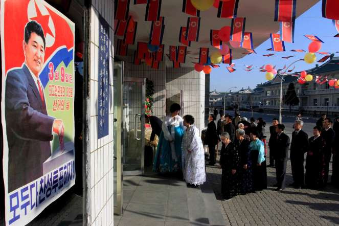 Tự do bầu cử? Trong các cuộc bỏ phiếu ở Triều Tiên, chỉ có một cái tên trong lá phiếu. Cử tri bầu cử bằng cách viết “Đồng ý” hoặc “Không đồng ý” vào lá phiếu. Trong ảnh: Cử tri xếp hàng để bỏ phiếu bầu cử tại Bình Nhưỡng.