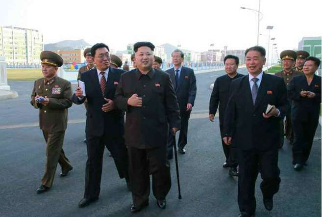  Sự vắng mặt bí ẩn: Năm 2014, sự vắng mặt bí ẩn của ông Kim Jong-un trong hai sự kiện cấp cao đã làm dấy lên những suy đoán về tình trạng sức khỏe của ông. Nhiều hãng tin cho rằng bệnh tiểu đường hoặc bệnh gút đã khiến sức khỏe ông Kim Jong-un giảm sút và buộc phải vắng mặt trong 38 ngày. Truyền thông Triều Tiên đã chấm dứt những lời đồn đoán bằng việc đăng tải các bức ảnh chụp ông Kim Jong-un đang chống gậy đi lại.