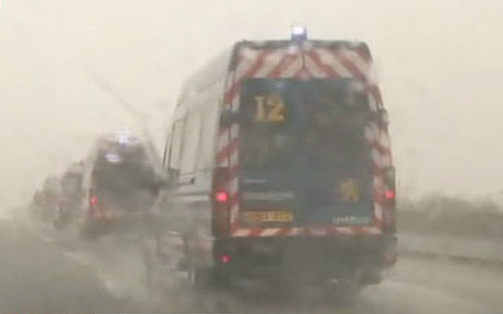 Xe của cảnh sát truy đuổi