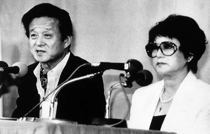Từng bắt cóc đạo diễn đế khôi phục ngành điện ảnh: Cố chủ tịch Kim Jong-il, một người rất thích xem phim đã từng bắt cóc đạo diễn Hàn Quốc Shin Sang Ok cùng vợ để sản xuất phim cho Triều Tiên. Trong ảnh là cặp vợ chồng đạo diễn tại lần xuất hiện trước công chúng đầu tiên sau khi trốn thoát khỏi Triều Tiên.