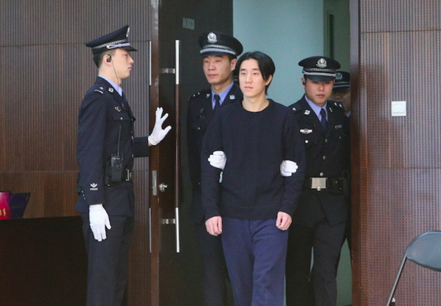 Cảnh sát áp tải Jaycee Chan. (Nguồn: CCTVNews)