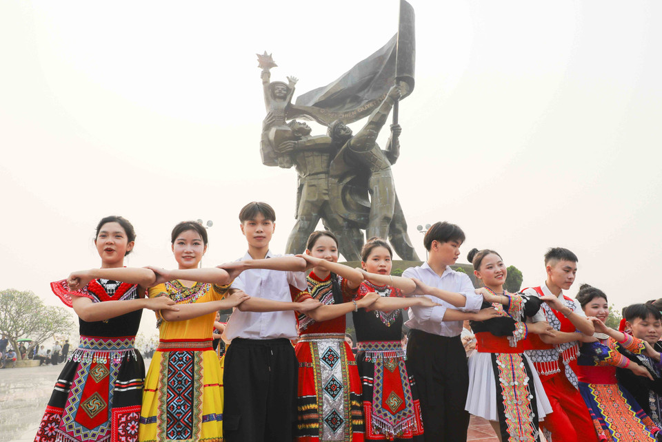 Trình diễn dân vũ, điệu nhảy đường phố tại sân Tượng đài Chiến thắng Điện Biên Phủ. (Ảnh: Xuân Tư/TTXVN)