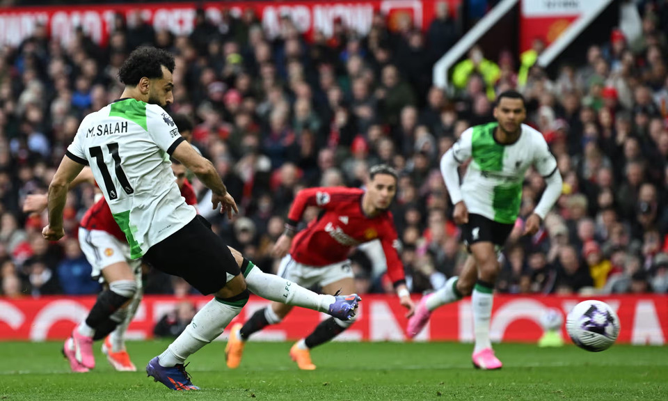 Từ chấm 11m, Salah không bỏ lỡ cơ hội ghi bàn thắng gỡ hòa 2-2 cho Liverpool. (Nguồn: Getty Images)