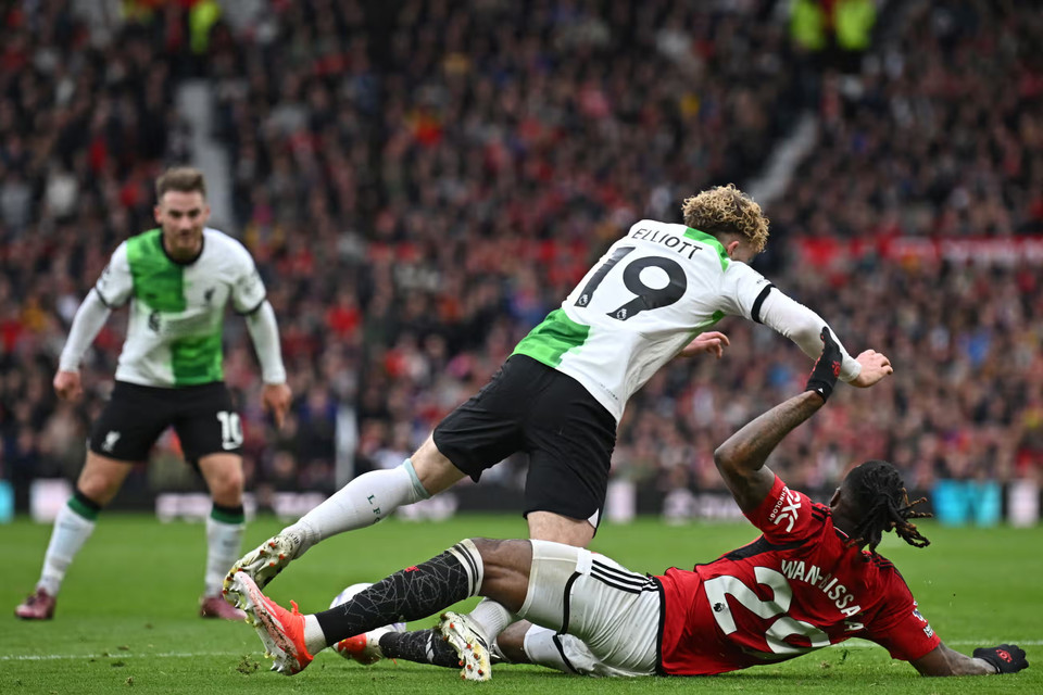 Phút 82, Liverpool được hưởng penalty sau tình huống Wan Bissaka đốn ngã Elliott trong vòng cấm. (Nguồn: Getty Images)