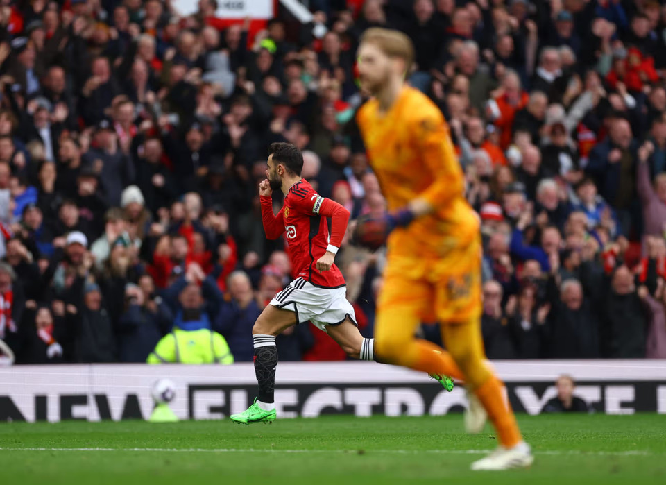 Tuy nhiên, ngay đầu hiệp 2, Quansah của Liverpool lại mắc sai lầm, tạo điều kiện để Bruno Fernandes tung cú sút từ giữa sân đưa bóng đi vào lưới, gỡ hòa 1-1 cho Quỷ đỏ. (Nguồn: Reuters)