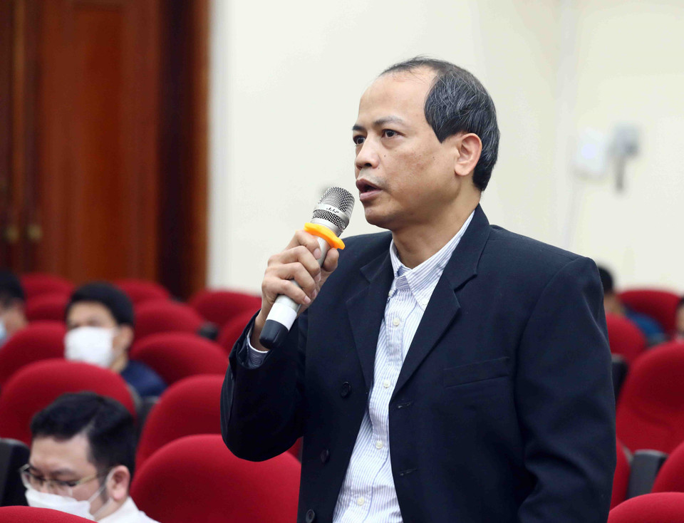 Đồng chí Nguyễn Quang Hải, Phó Bí thư Đảng ủy, Phó trưởng Ban Biên tập Ảnh, Chủ nhiệm Ủy ban Kiểm tra Đảng ủy Ban Biên tập Ảnh, trình bày tham luận tại hội nghị. (Ảnh: Phạm Kiên/TTXVN)