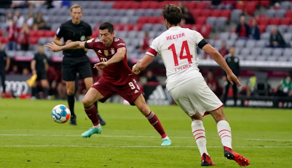 Sau lễ tưởng nhớ, cầu thủ hai đội bước vào trận đấu với quyết tâm chiến thắng. (Nguồn: FcBayern)