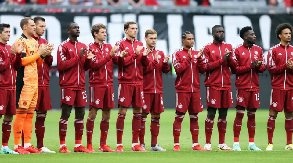 Các cầu thủ Bayern tưởng nhớ huyền thoại Gerd Mueller. (Nguồn: FcBayern)