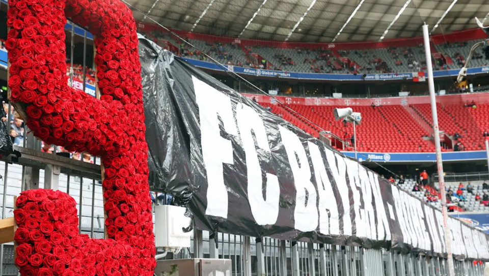 Trước khi trận đấu diễn ra, Bayern Munich đã tưởng nhớ huyền thoại Gerd Mueller - người vừa mới qua đời ở tuổi 75 hôm 15/8. (Nguồn: fcbayern)