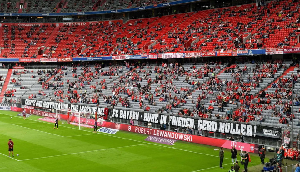 Các cổ động viên Bayern trên khán đài cổ vũ cho các cầu thủ. (Nguồn: FcBayern)