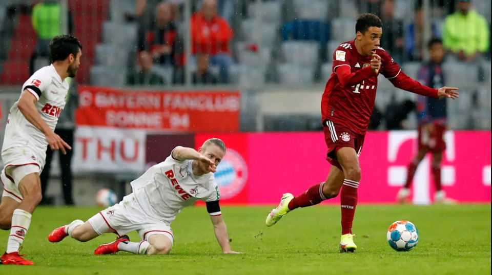 Jamal Musiala (áo đỏ) là người kiến tạo cho chân sút người Ba Lan ghi bàn. (Nguồn: FcBayern)
