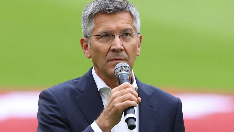 Chủ tịch Herbert Hainer phát biểu tại lễ tưởng niệm. (Nguồn: FcBayern)