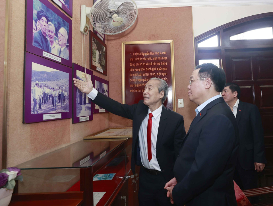 Chủ tịch Quốc hội Vương Đình Huệ tham quan phòng truyền thống của gia đình cố Chủ tịch Quốc hội Nguyễn Hữu Thọ.(Ảnh: Doãn Tấn/TTXVN)