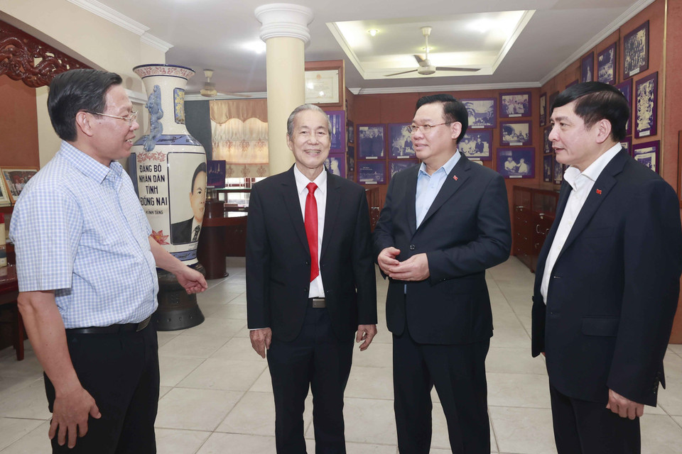 Chủ tịch Quốc hội Vương Đình Huệ với gia đình cố Chủ tịch Quốc hội Nguyễn Hữu Thọ. (Ảnh: Doãn Tấn/TTXVN)