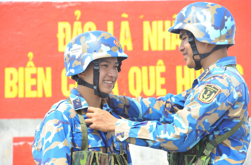 Dù vất vả nhưng các chiến sỹ vẫn luôn nở nụ cười, hết lòng vì nhiệm vụ. (Ảnh: Minh Đức/TTXVN)