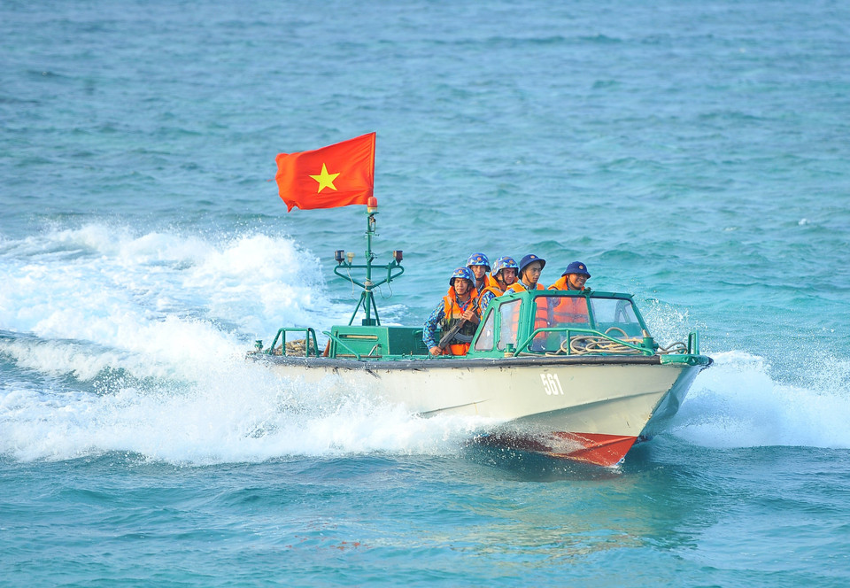 Mỗi dịp Tết đến, xuân về Các cán bộ, chiến sỹ Vùng 4 Hải quân vẫn nêu cao tinh thần trách nhiệm canh giữ biển trời để nhân dân cả nước được tận hưởng cuộc sống bình yên. (Ảnh: Minh Đức/TTXVN)