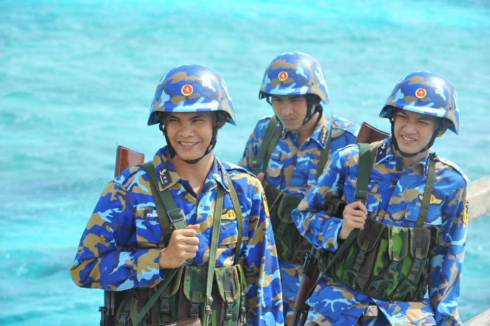 Trong thời khắc thiêng liêng chuyển giao giữa năm cũ và năm mới, khi hầu hết mọi người được sum họp bên gia đình, người thân thì các chiến sĩ hải quân trên các đảo thuộc huyện Trường Sa (tỉnh Khánh Hoà) vẫn âm thầm làm nhiệm vụ tuần tra, canh gác, bảo vệ vững chắc chủ quyền an ninh biên giới, vùng biển, vùng trời. Dù vất vả nhưng các chiến sỹ vẫn luôn nở nụ cười, hết lòng vì nhiệm vụ. (Ảnh: Minh Đức/TTXVN)