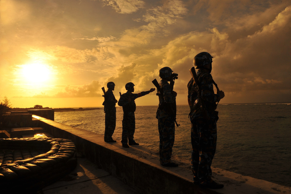 Các chiến sỹ tuần tra trên đảo Phan Vinh A. (Ảnh: Minh Đức/TTXVN)