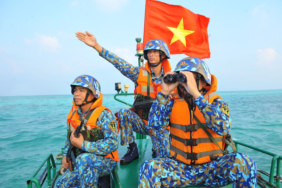 Các chiến sỹ tuần tra vùng biển thuộc đảo Phan Vinh B. (Ảnh: Minh Đức/TTXVN)