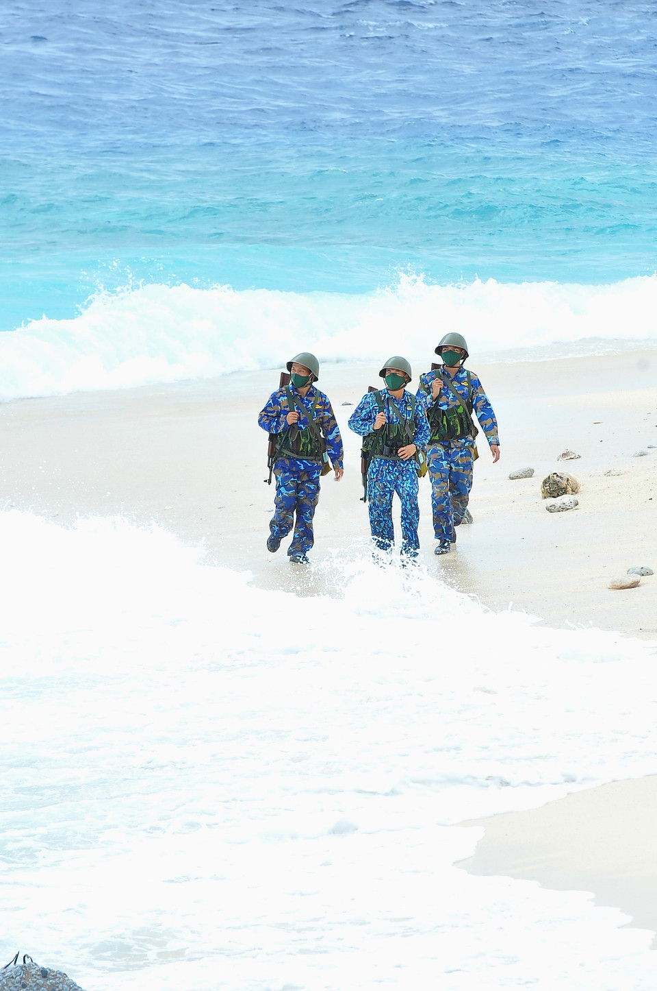 Các chiến sỹ tuần tra trên đảo An Bang. (Ảnh: Minh Đức/TTXVN)