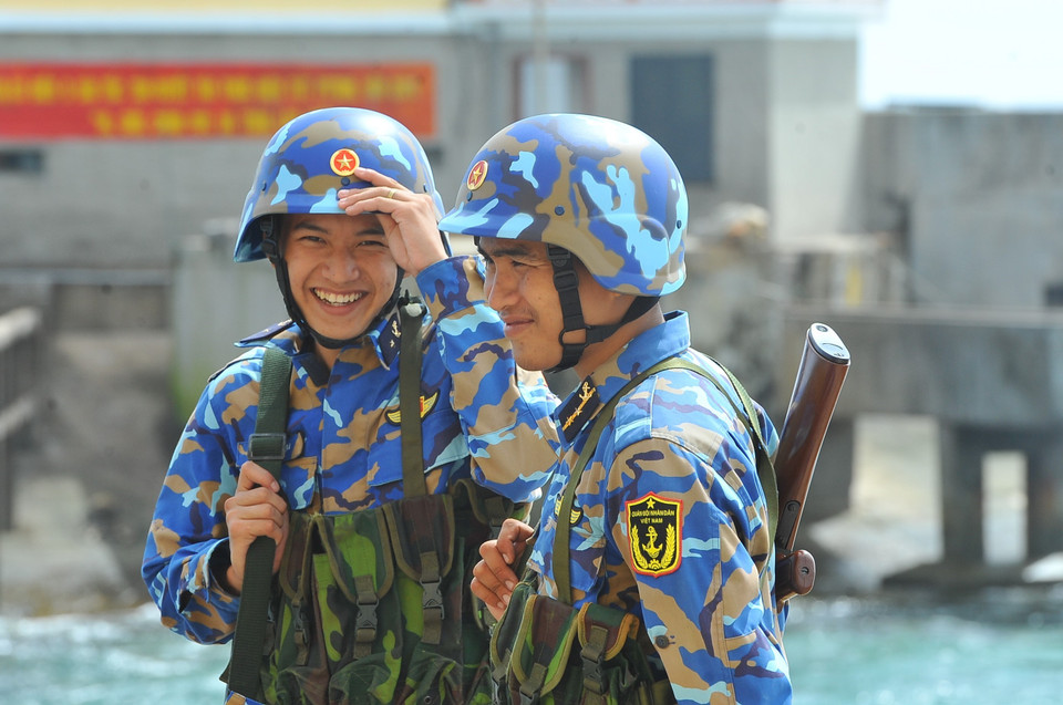 Dù vất vả nhưng các chiến sỹ vẫn luôn nở nụ cười, hết lòng vì nhiệm vụ. (Ảnh: Minh Đức/TTXVN)