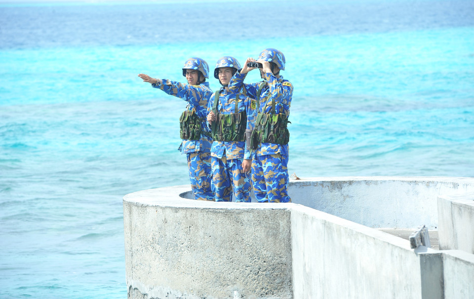 Các chiến sỹ tuần tra trên đảo Tốc Tan B. (Ảnh: Minh Đức/TTXVN)