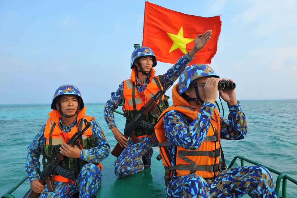 Các chiến sỹ tuần tra vùng biển thuộc đảo Phan Vinh B. (Ảnh: Minh Đức/TTXVN)