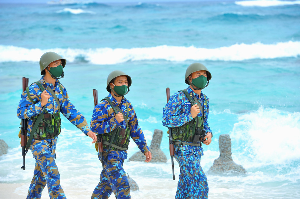 Các chiến sỹ tuần tra trên đảo An Bang. (Ảnh: Minh Đức/TTXVN)