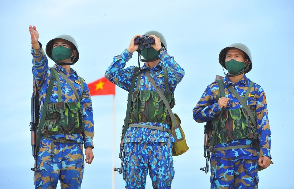 Các chiến sỹ hải quân trên các đảo thuộc huyện Trường Sa (tỉnh Khánh Hòa) vẫn âm thầm làm nhiệm vụ tuần tra, canh gác, bảo vệ vững chắc chủ quyền an ninh biên giới, vùng biển, vùng trời. (Ảnh: Minh Đức/TTXVN)