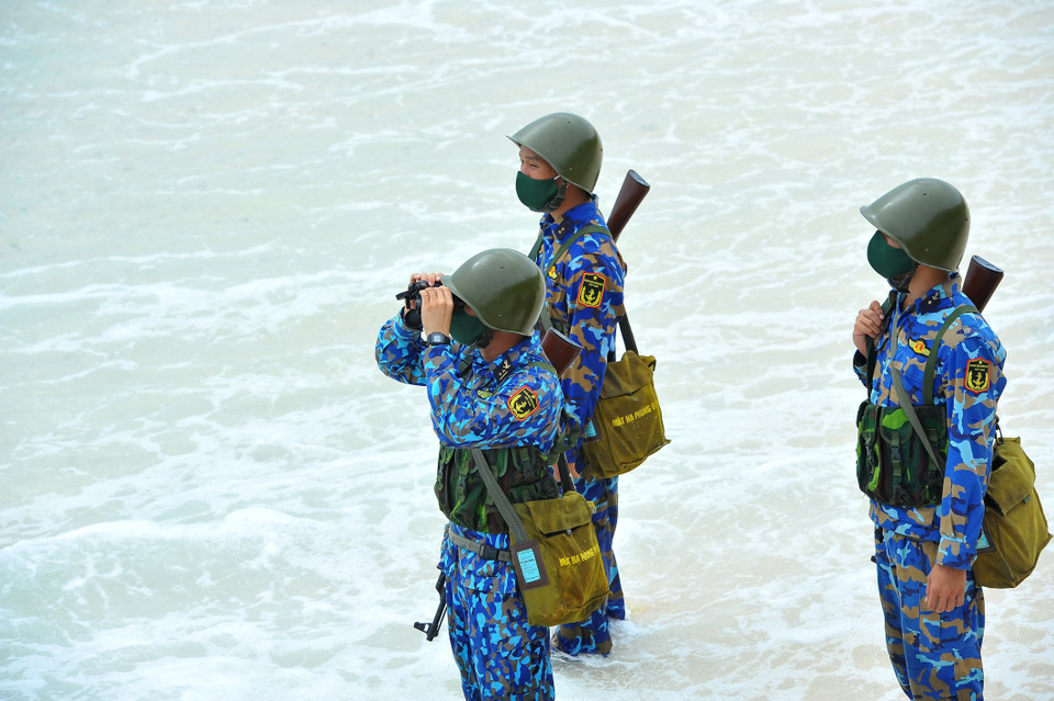 Hình ảnh các chiến sỹ tuần tra trên đảo An Bang. (Ảnh: Minh Đức/TTXVN)