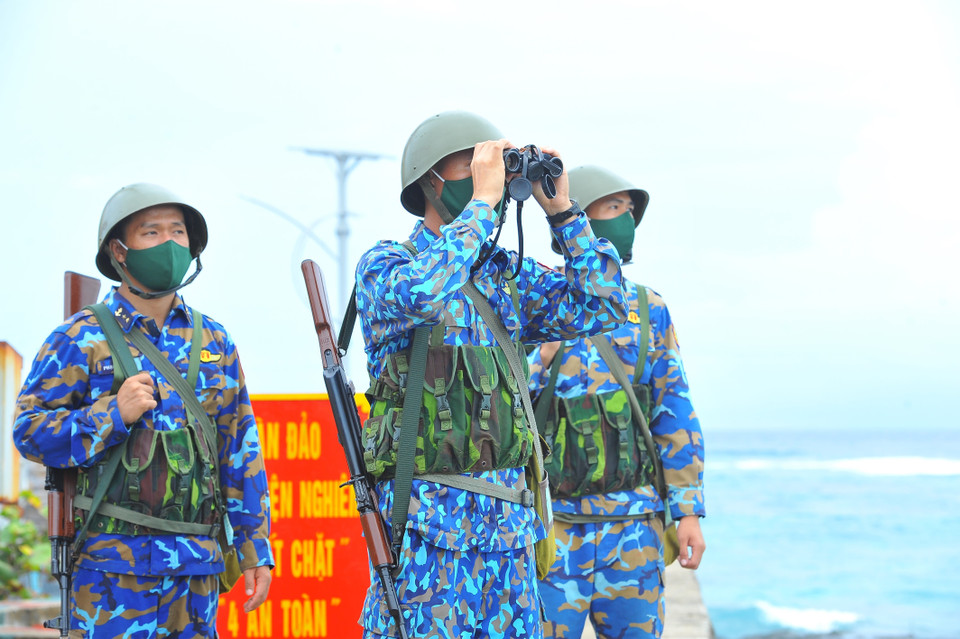 Các chiến sỹ tuần tra trên đảo An Bang. (Ảnh: Minh Đức/TTXVN)