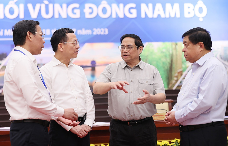 Thủ tướng Phạm Minh Chính trao đổi với đại biểu tham dự hội nghị. (Ảnh: Dương Giang/TTXVN)