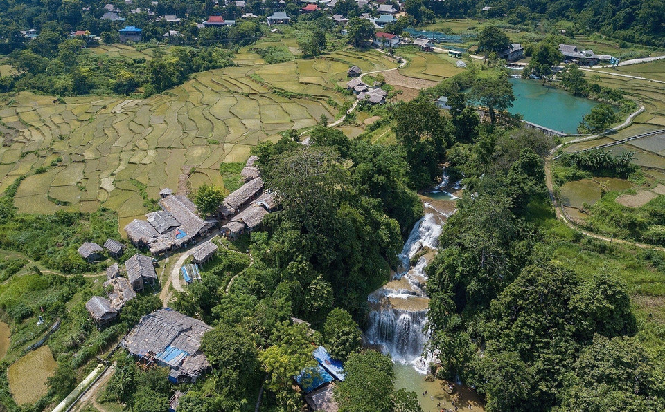 Nằm trên địa bàn xã Tự Do, huyện Lạc Sơn (tỉnh Hòa Bình), Thác Mu là một trong những thác nước còn giữ được vẻ đẹp tự nhiên nguyên sơ. (Ảnh: Trọng Đạt/TTXVN)
