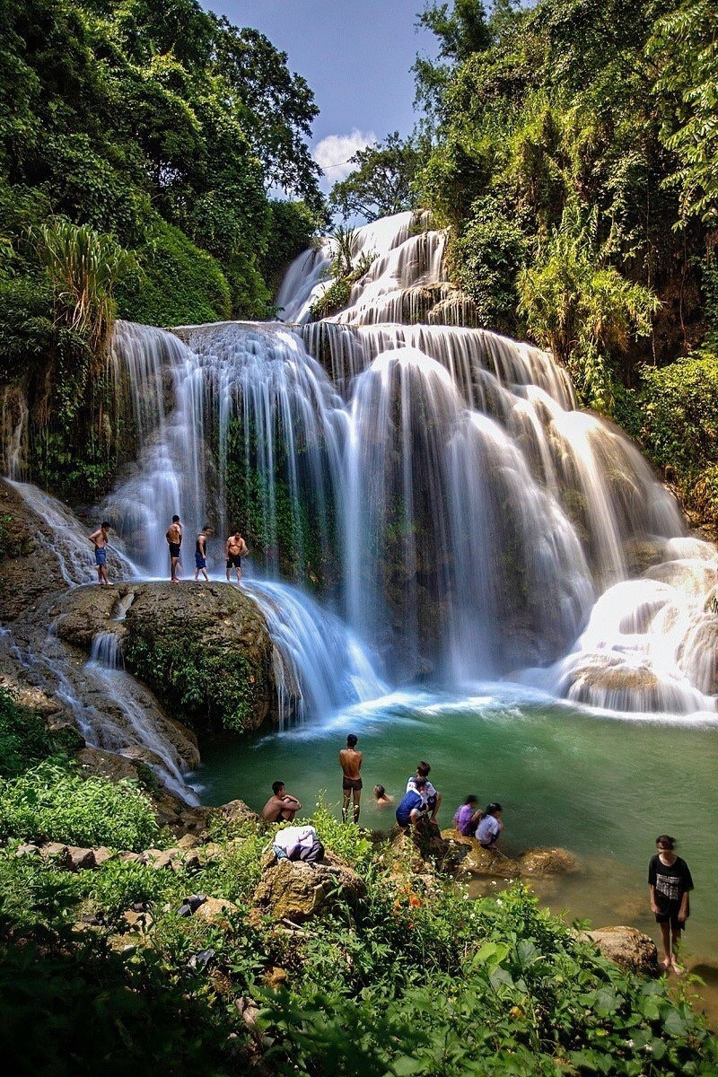Thác Mu đã trở thành địa điểm thu hút đông đảo du khách trong vfa ngoài tỉnh đến tham quan mỗi dịp cuối tuần. (Ảnh: Trọng Đạt/TTXVN)