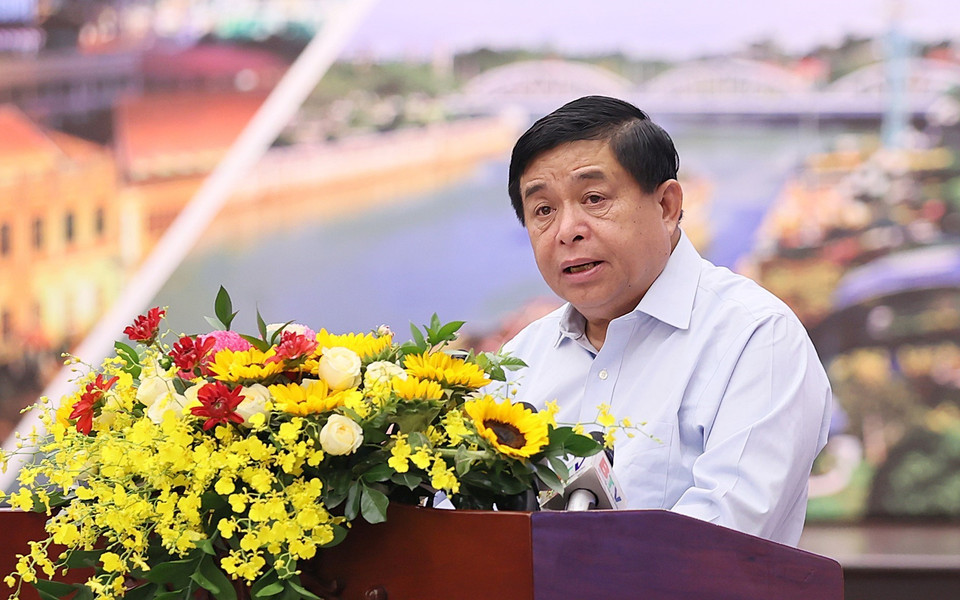 Bộ trưởng Bộ Kế hoạch và Đầu tư Nguyễn Chí Dũng báo cáo Kế hoạch triển khai hoạt động của Hội đồng Điều phối Vùng Đông Nam Bộ 6 tháng cuối năm. (Ảnh: Dương Giang/TTXVN) 