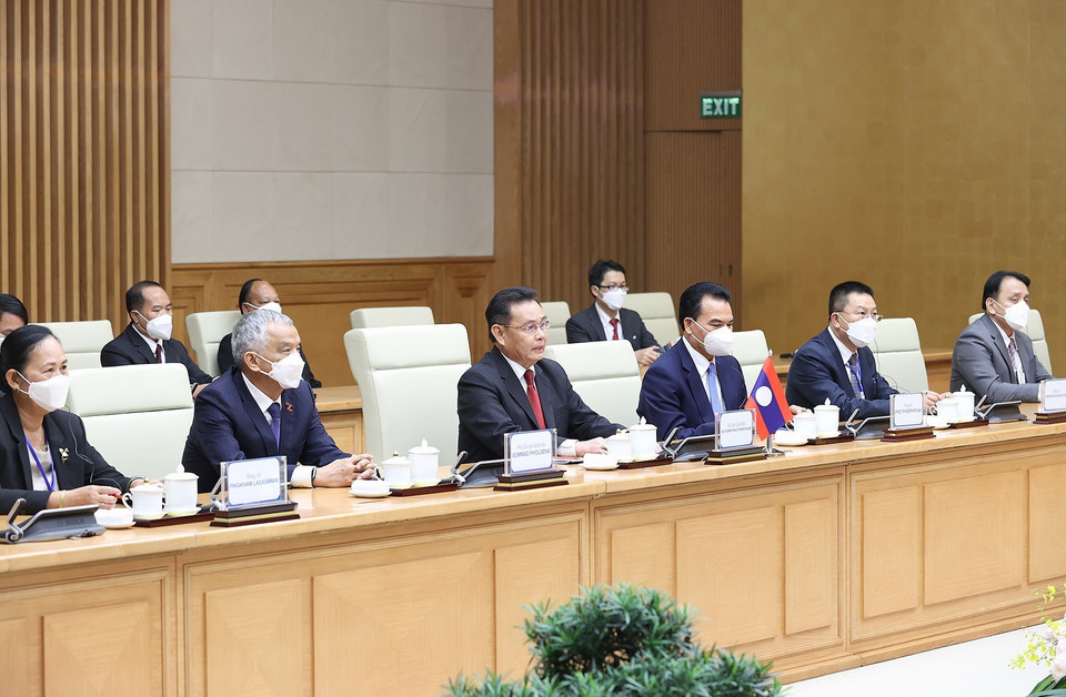 Chủ tịch Quốc hội Lào Xaysomphone Phomvihane và các thành viên đoàn Lào tham dự buổi hội kiến. (Ảnh: Dương Giang/TTXVN)