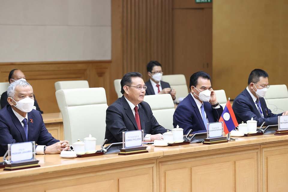 Chủ tịch Quốc hội Lào Xaysomphone Phomvihane và các thành viên đoàn Lào tham dự buổi hội kiến. (Ảnh: Dương Giang/TTXVN)