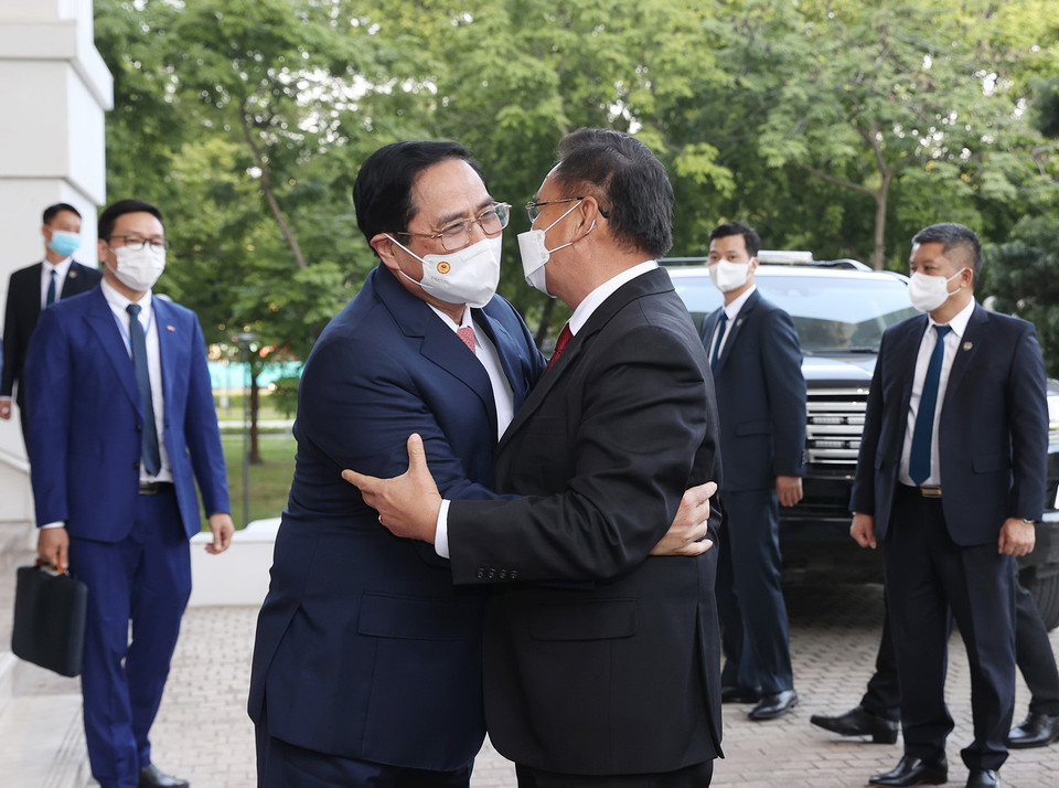 Thủ tướng Phạm Minh Chính đón Chủ tịch Quốc hội Lào Xaysomphone Phomvihane. (Ảnh: Dương Giang/TTXVN)